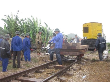 Xã hội - Tàu trật bánh, 7 toa thoát khỏi đường ray (Hình 2).