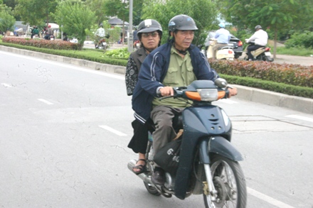 Nhịp sống - Người HN 'diện' áo ấm trong tiết trời se lạnh (Hình 3).