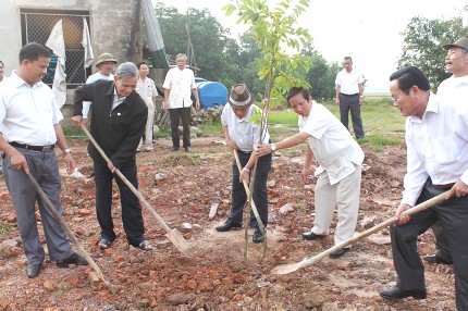 Tiêu điểm - Thiếu tướng QK4 thăm TT người khuyết tật Hoa Sữa