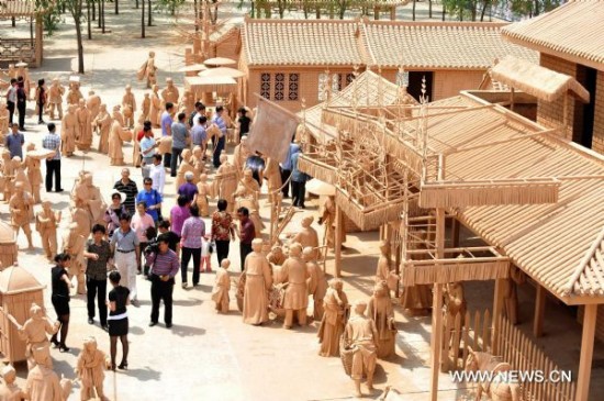 Xã hội - Chiêm ngưỡng khu công viên độc đáo bằng đất sét (Hình 2).