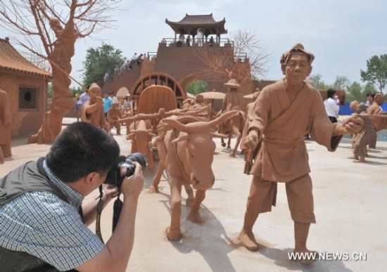 Xã hội - Chiêm ngưỡng khu công viên độc đáo bằng đất sét (Hình 5).