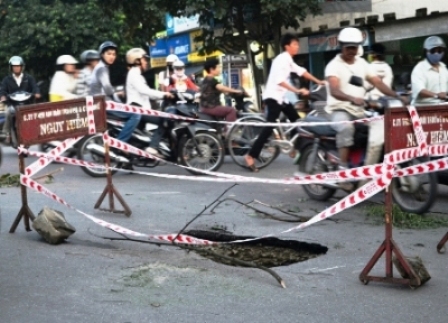 Xã hội - “Hố tử thần” xuất hiện giữa đường phố Huế (Hình 3).
