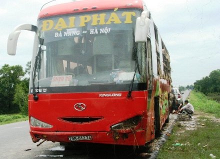 Xã hội - Xe khách lao xuống mương, nhiều người bị thương