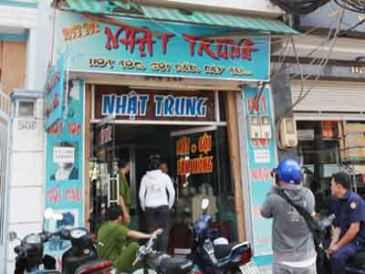 Xã hội - Vợ đang ngủ, chồng tẩm xăng đốt rồi nhảy lầu tự tử