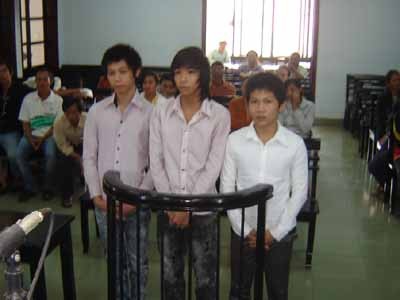 Ph&aacute;p luật - Nh&oacute;m tuổi teen chuy&ecirc;n giật d&acirc;y chuyền phụ nữ