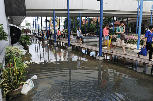 Thế giới - Đại hồng thủy vẫn đe dọa Bangkok (Hình 3).