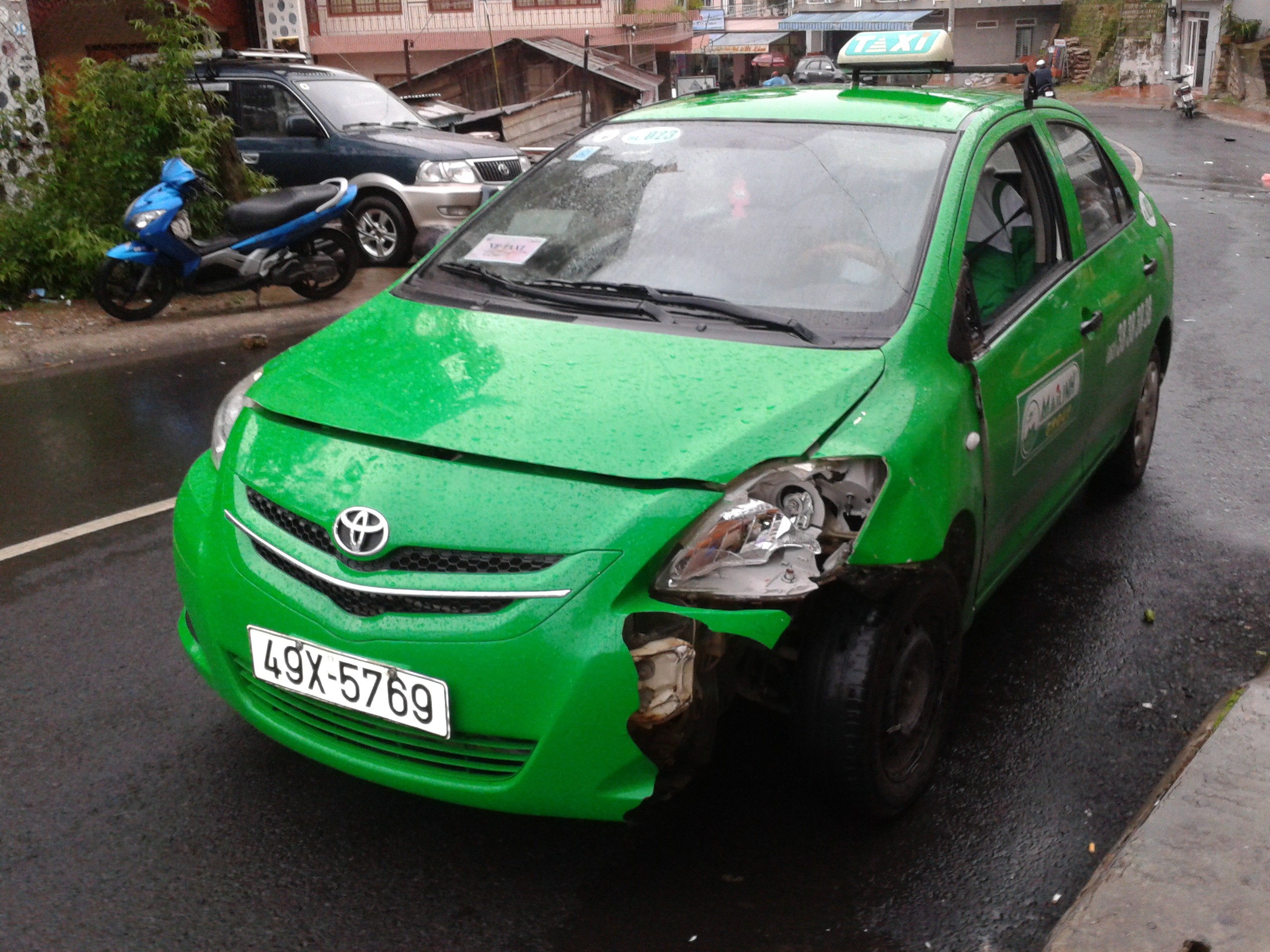 Xã hội - Taxi Mai Linh đâm nát xe máy (Hình 3).