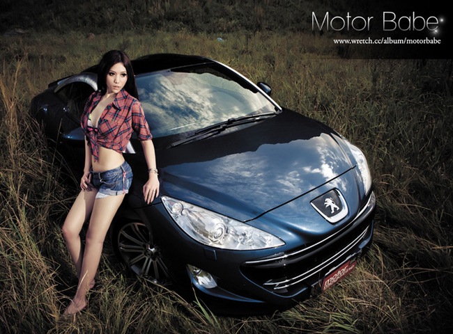 Ô tô-Xe máy - 'Nóng mắt' với chân dài bên Peugeot RCZ