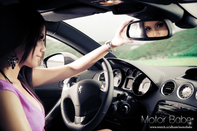 Ô tô-Xe máy - 'Nóng mắt' với chân dài bên Peugeot RCZ (Hình 5).