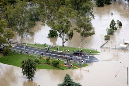 Thế giới - Hình ảnh người dân Australia chìm trong lũ lụt (Hình 3).