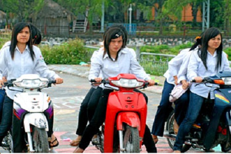 Xã hội - Có xử lý triệt để việc học sinh đi xe máy?
