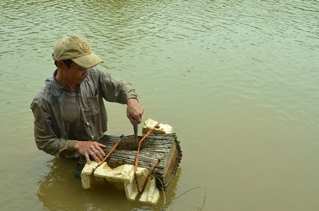 Pháp luật - Chuyện đời của người đàn ông mù bắt cá bằng... tai