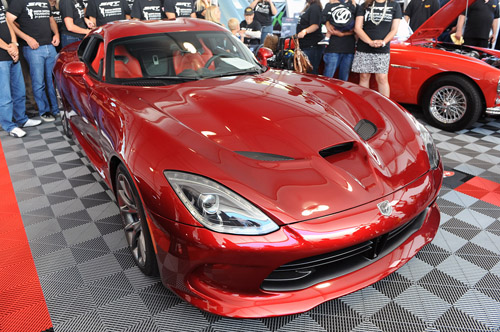 Ô tô-Xe máy - SRT Viper 2013 đầu tiên được bán (Hình 2).