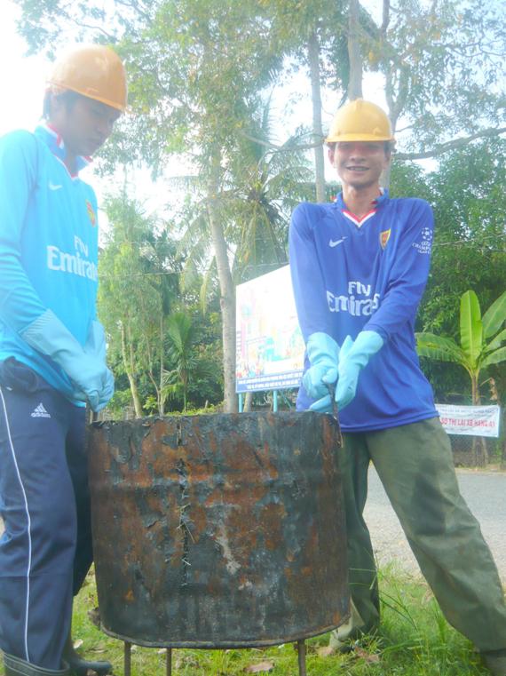 Nhịp sống - Chàng trai bán bò nhà, vá đường cho thiên hạ (Hình 2).