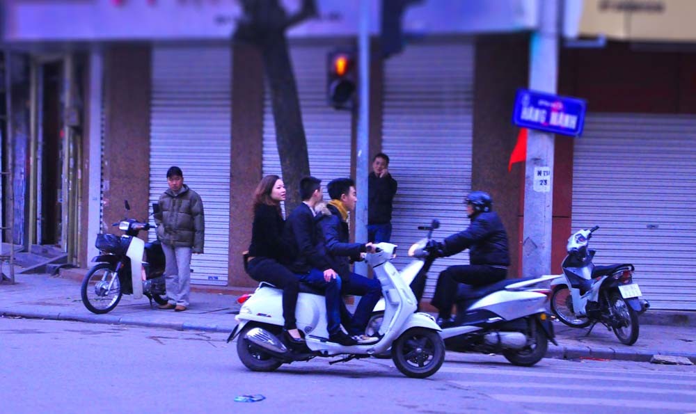 Xã hội - Người Hà Nội vui Tết, 'quên' đội mũ bảo hiểm (Hình 2).