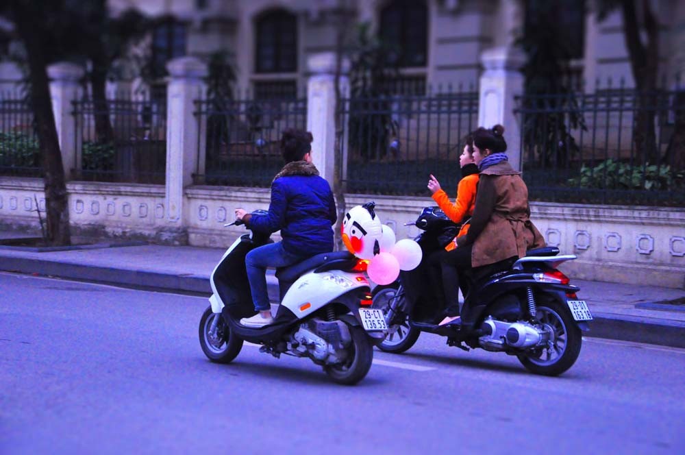 Xã hội - Người Hà Nội vui Tết, 'quên' đội mũ bảo hiểm (Hình 5).