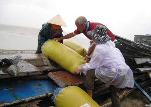 Nhịp sống - Ảnh: Người dân chằng néo nhà cửa đối phó siêu bão (Hình 6).