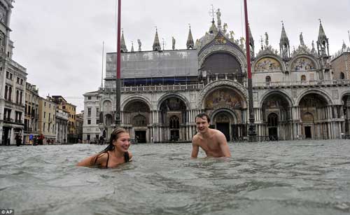 Xã hội - Venice chống chọi với trận lụt lịch sử (Hình 2).