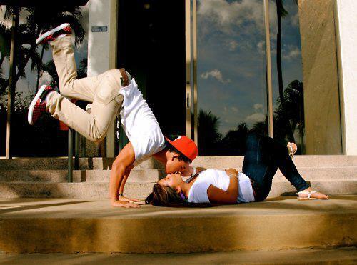 Lạ & Cười - Nụ h&ocirc;n 'độc' như d&acirc;n hiphop