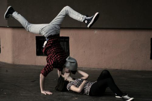 Lạ & Cười - Nụ h&ocirc;n 'độc' như d&acirc;n hiphop (H&igrave;nh 3).