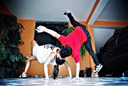 Lạ & Cười - Nụ h&ocirc;n 'độc' như d&acirc;n hiphop (H&igrave;nh 11).