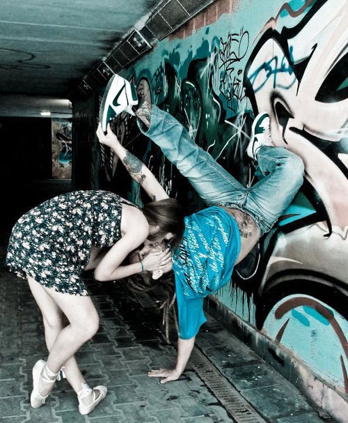 Lạ & Cười - Nụ h&ocirc;n 'độc' như d&acirc;n hiphop (H&igrave;nh 13).