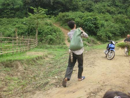 Xã hội - Kỳ lạ tục chọn người hùng bằng tài... săn chuột (Hình 2).