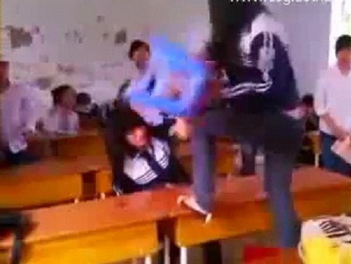 Xã hội - Lại xuất hiện clip nữ sinh đánh bạn dã man