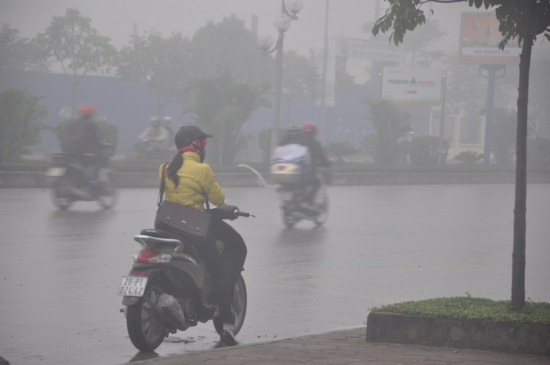 Xã hội - Ảnh: Hà Nội chìm trong 'biển' sương mù trắng xóa (Hình 3).