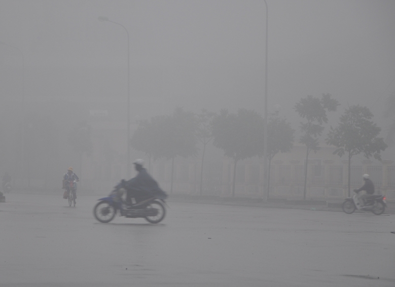 Xã hội - Ảnh: Hà Nội chìm trong 'biển' sương mù trắng xóa (Hình 4).