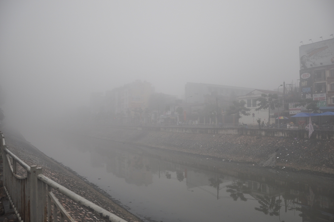 Xã hội - Ảnh: Hà Nội chìm trong 'biển' sương mù trắng xóa (Hình 6).