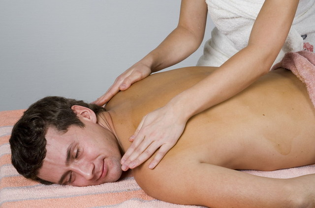 Pháp luật - Kiều nữ lừa trai Tây bằng chiêu massage dạo