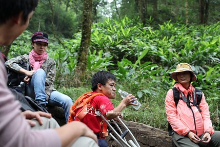 Xã hội - Kỳ tích chinh phục Fansipan của chàng trai 90cm (Hình 4).