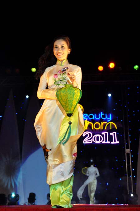 Sự kiện - Nữ sinh Ngoại thương làm duyên với áo dài (Hình 5).