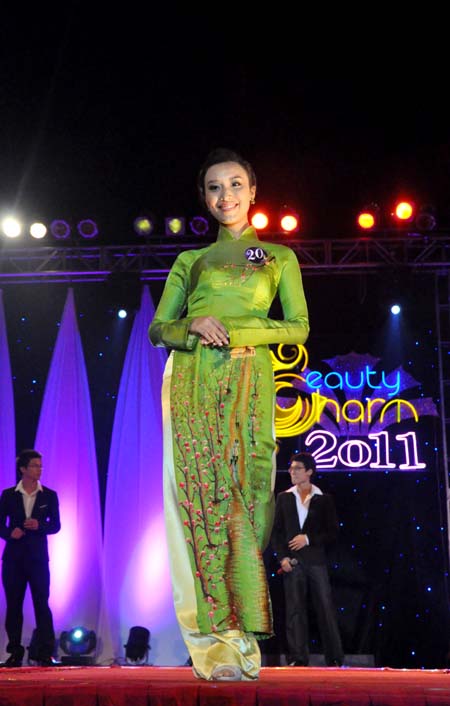 Sự kiện - Nữ sinh Ngoại thương làm duyên với áo dài (Hình 15).