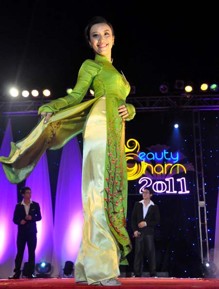 Sự kiện - Nữ sinh Ngoại thương làm duyên với áo dài (Hình 16).