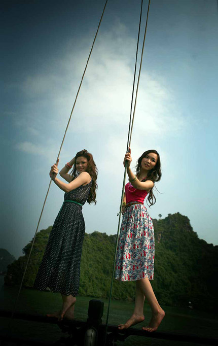 Sự kiện - Kiều nữ tuổi teen đọ dáng trên Vịnh Hạ Long (Hình 2).