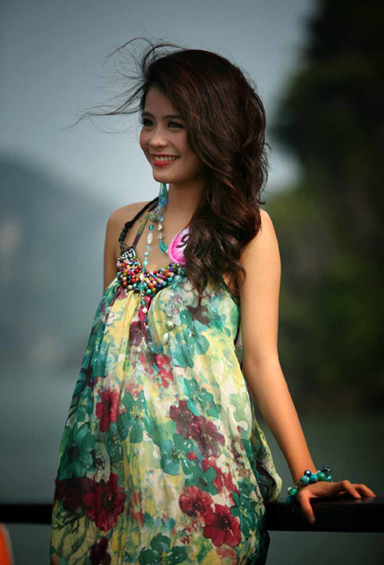 Sự kiện - Kiều nữ tuổi teen đọ dáng trên Vịnh Hạ Long (Hình 3).