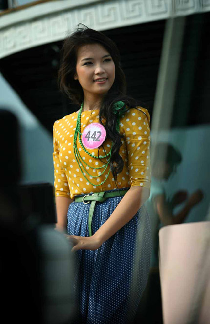 Sự kiện - Kiều nữ tuổi teen đọ dáng trên Vịnh Hạ Long (Hình 5).