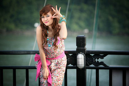 Sự kiện - Kiều nữ tuổi teen đọ dáng trên Vịnh Hạ Long (Hình 6).