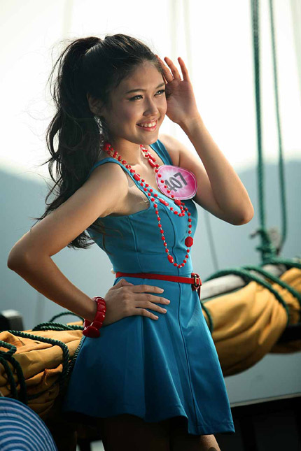 Sự kiện - Kiều nữ tuổi teen đọ dáng trên Vịnh Hạ Long (Hình 7).