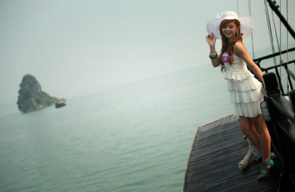 Sự kiện - Kiều nữ tuổi teen đọ dáng trên Vịnh Hạ Long (Hình 9).