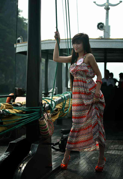 Sự kiện - Kiều nữ tuổi teen đọ dáng trên Vịnh Hạ Long (Hình 10).