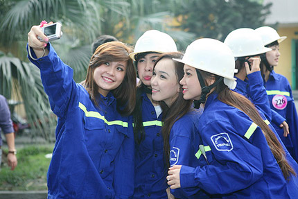 Sự kiện - Miss teen trải nghiệm một ngày làm thợ lò (Hình 5).