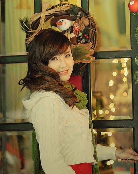 Sự kiện - Style Noel đa phong cách của Khánh Chi (Hình 3).