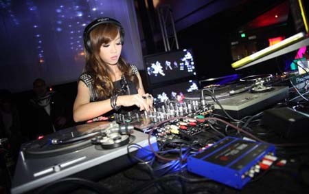Sự kiện - Nữ DJ quyến rũ của xứ Cảng thơm (Hình 2).