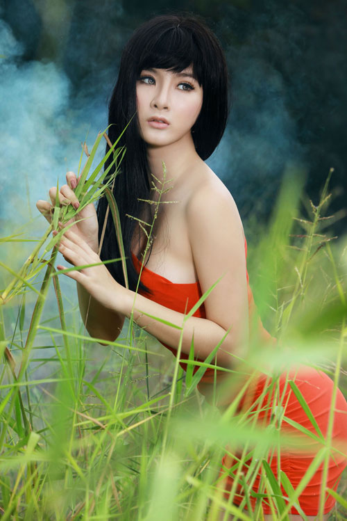 Sự kiện - Angela Phương Trinh đỏ rực, sexy giữa đồng hoang (Hình 2).