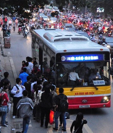 Xã hội - 'Đua' tốc độ, ngộp thở với xe bus Hà Nội (Hình 13).