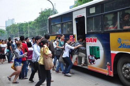 Xã hội - 'Đua' tốc độ, ngộp thở với xe bus Hà Nội (Hình 2).