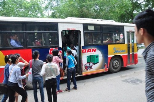 Xã hội - 'Đua' tốc độ, ngộp thở với xe bus Hà Nội (Hình 5).